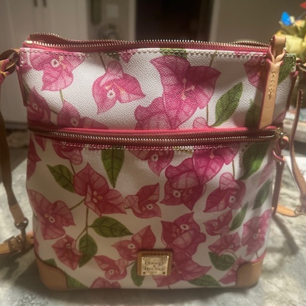 Dooney and Bourke BRAND NEW/RARE FLORAL FUSCHIA Pattern Crossbody Bag! - Picture 12 of 16